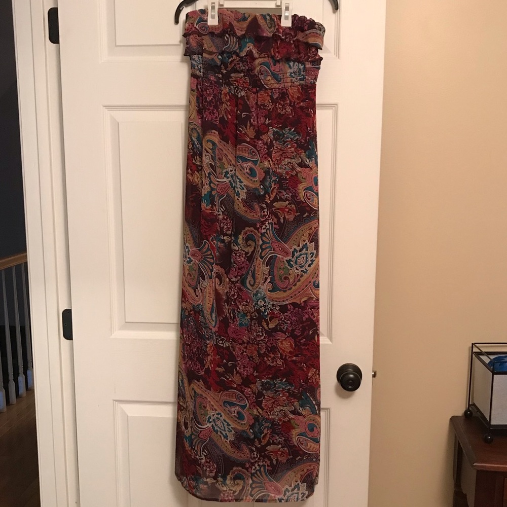Strapless maxi dress. Paisley print.